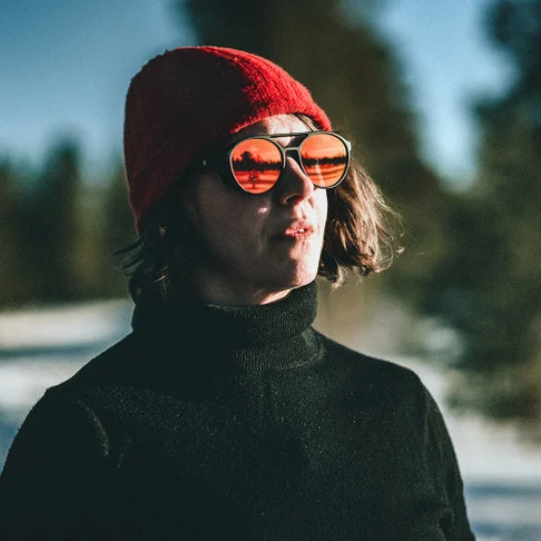 Rickard Black / Red Mirror